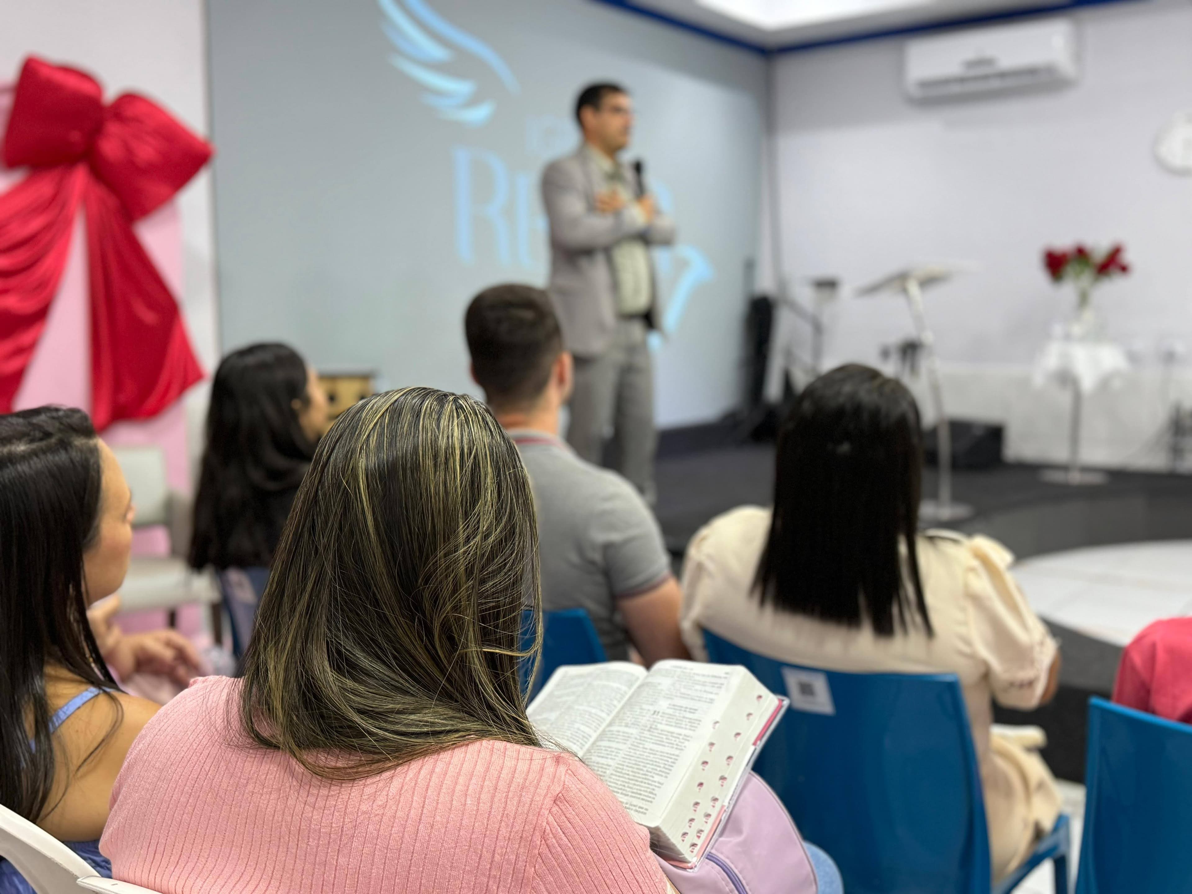 Membros da Igreja Remir em momento de comunhão